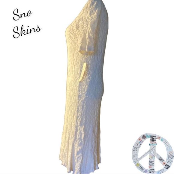 ๐
บSNO Skins NWT. White stretch textured dress. Size medium - Picture 9 of 15